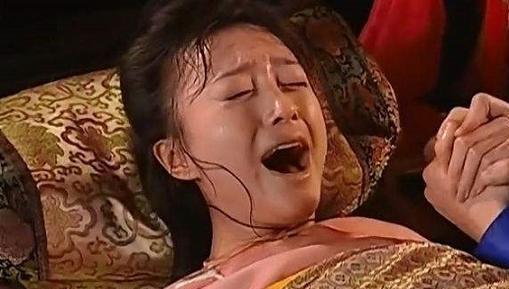 吕布,字奉先,是并州九原县人,他出生的时候因为体积过大,导致母亲难产