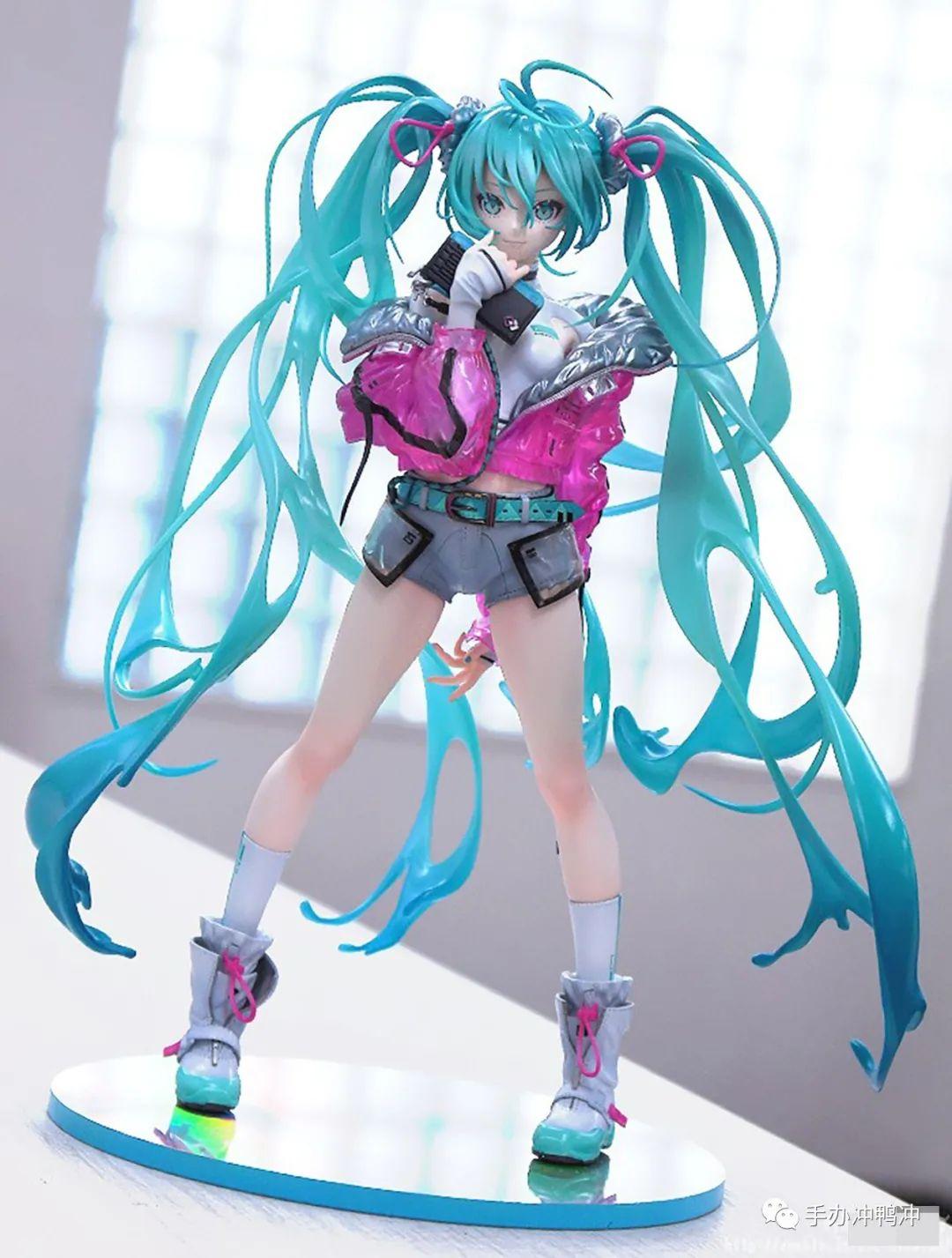 这款手办在众多miku中足以脱颖而出gsc近日开订了一款与服饰品牌solwa