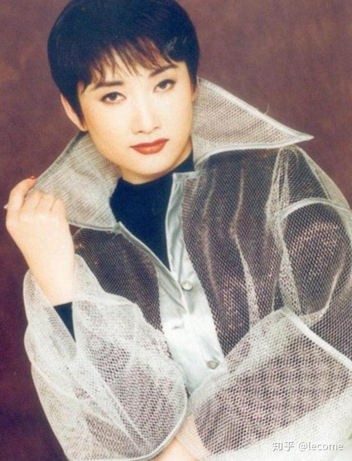 当时王刚与东方歌舞团的著名歌唱演员成方圆常有来往,随着感情的逐步