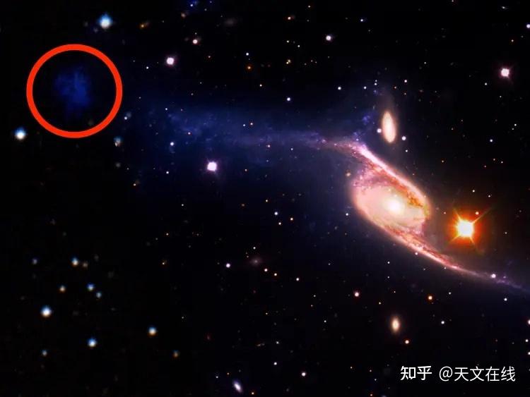 550光年之外,可以看到超巨星心宿二,它是天蝎座鱼钩图案中最亮的一颗