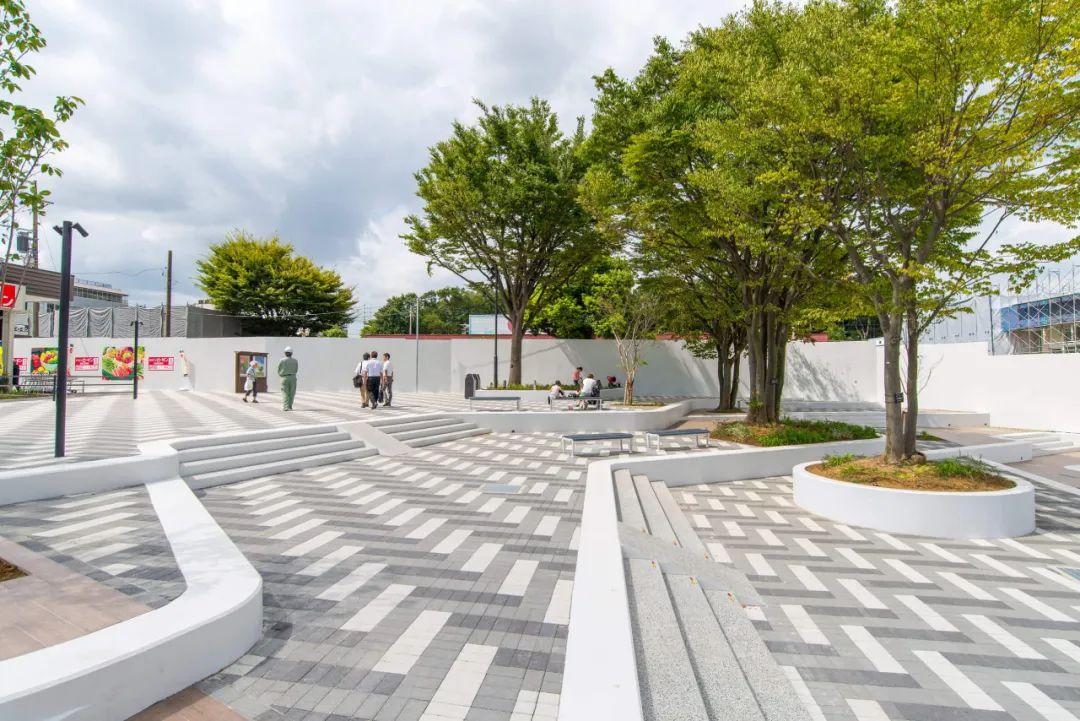 广场上镶嵌着介绍这条街地方特色的指示牌;景色优美的地方铺地用的