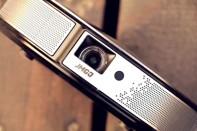 性能与价格为何要二选一试试两全其美的坚果c6家庭智能投影仪