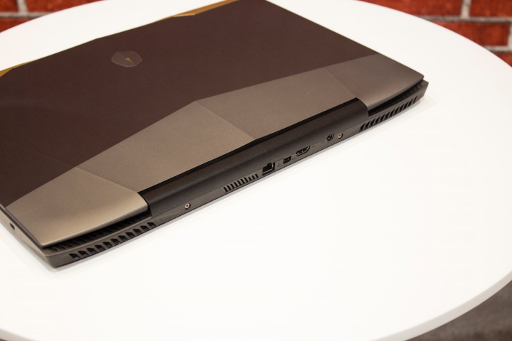 机身右侧▲机身左侧雷神911targa作为一款游戏本,接口方面自然不用