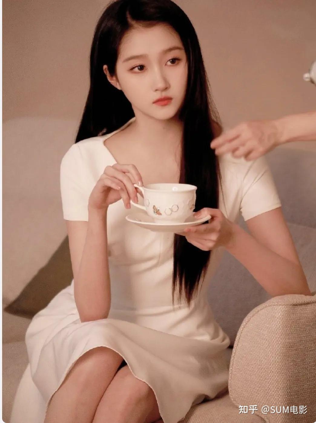 33岁鹿晗,26岁关晓彤现状:游玩日本吃拉面,粉色卫衣很妖娆