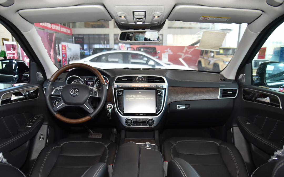 北京bj90的内饰设计和老款奔驰gl级颇为相似,而它采用了一款大尺寸的