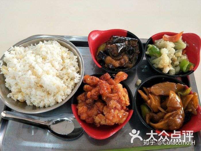 在吉林大学里就餐是一种怎样的体验?有什么推荐的食堂和美食?