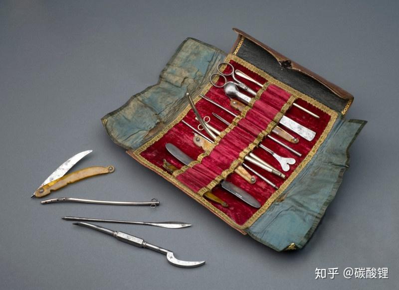 古羅馬時期現代的手術刀(scalpel),也叫柳葉刀(lancet).