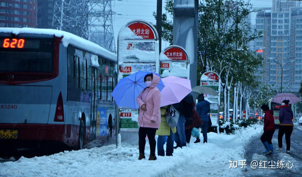 下雪又下雨69的日子城市的交通变得特别拥堵