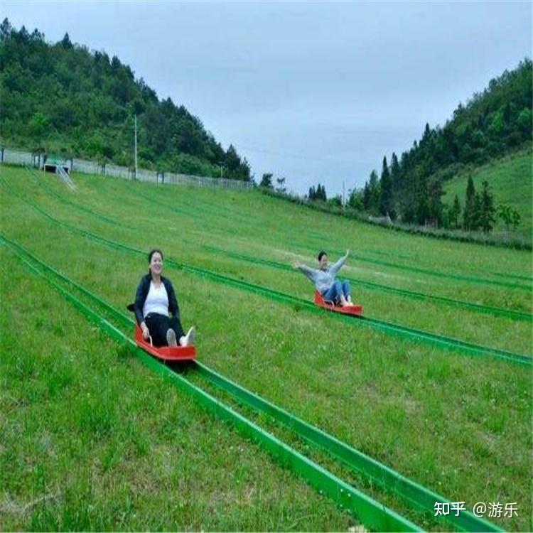 新型钢材轨道滑草设施大型滑草场游乐设备大草原无动力游乐设备