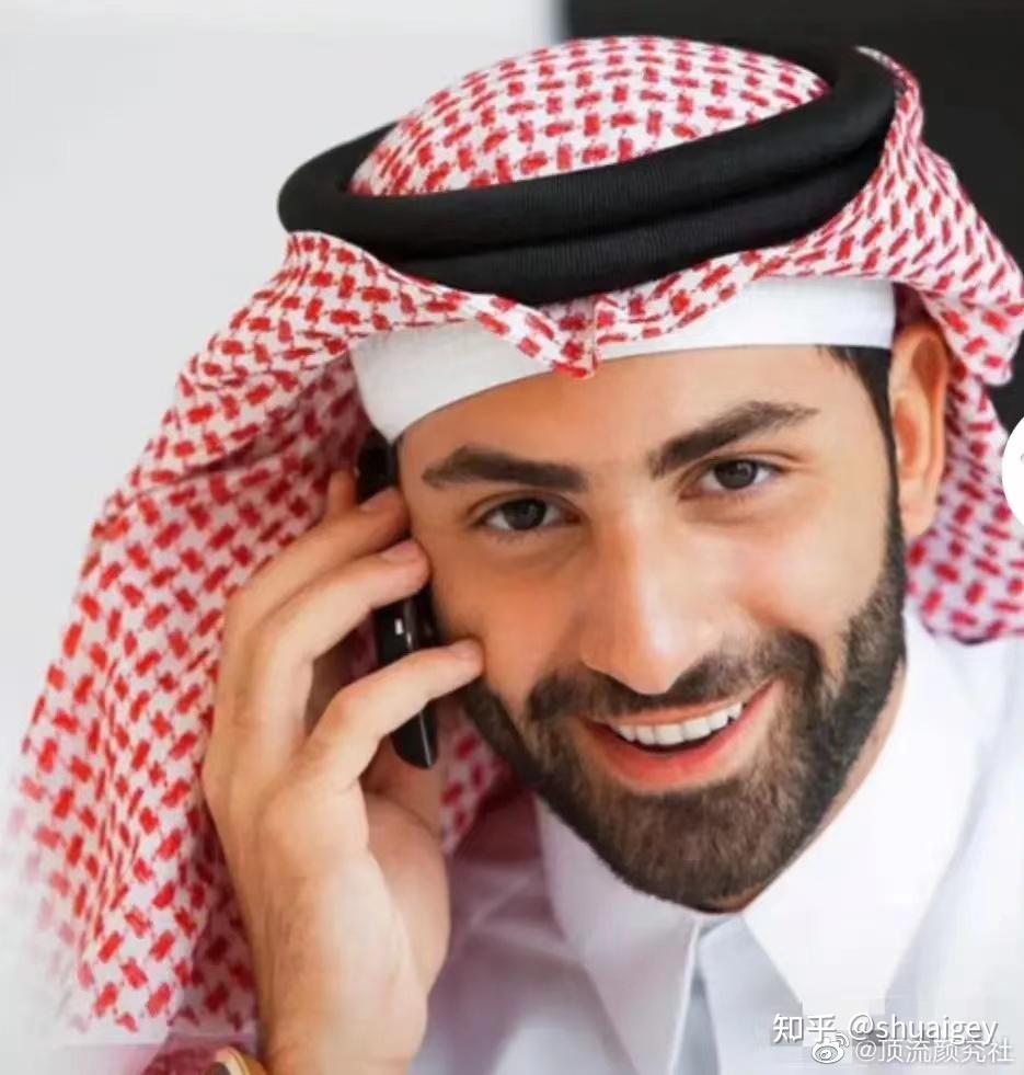 看头巾:红白格子是沙特阿拉伯人.