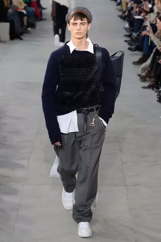 秋冬必备一件温暖的毛衣,千万不要错过毛衣内搭衬衫的叠穿法.