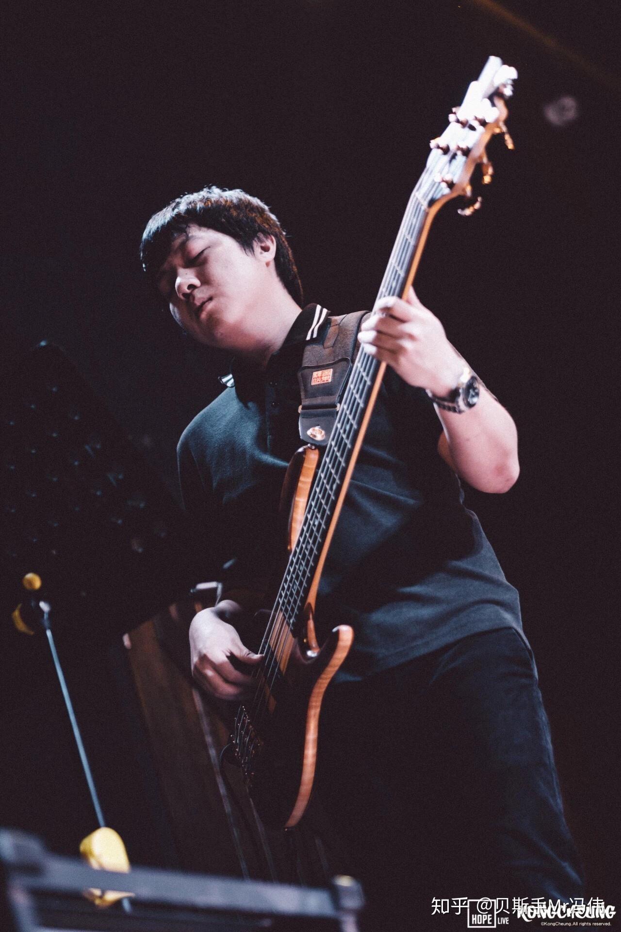 好想问一下是不是弹贝斯的都好好看