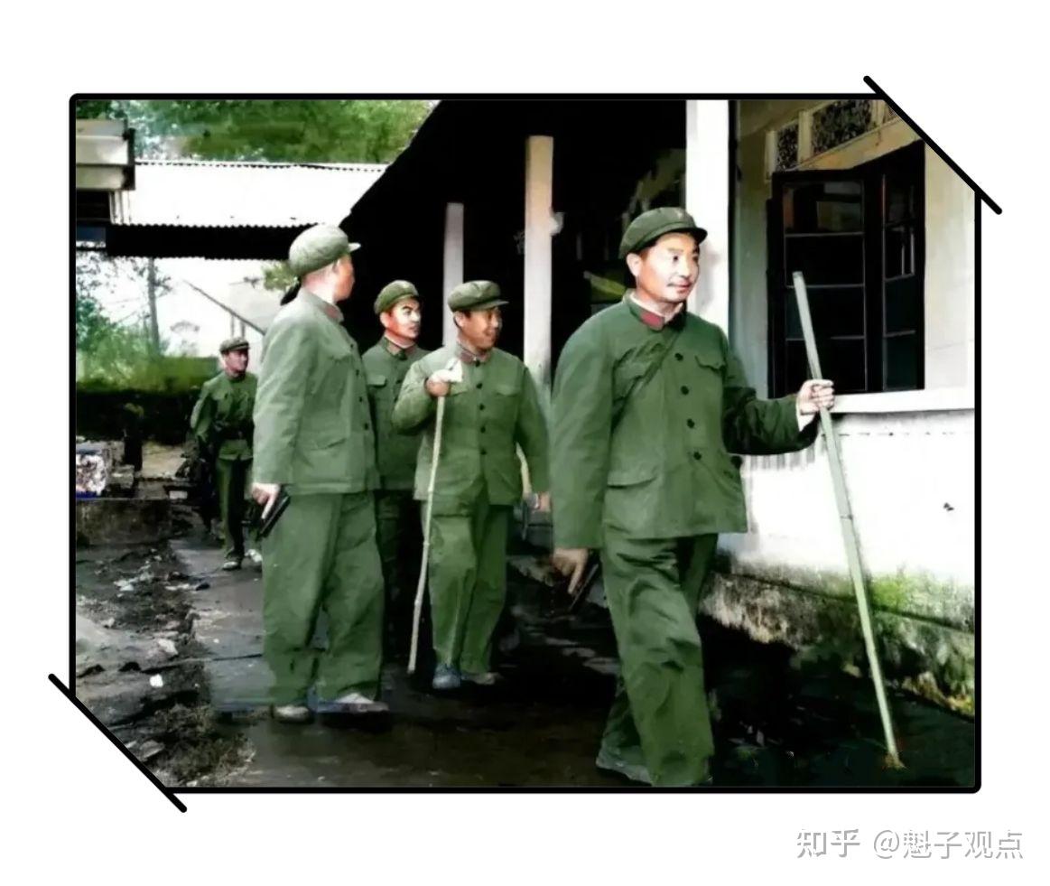 对越自卫反击战副军长提着手枪从容淡定走在谅山街头