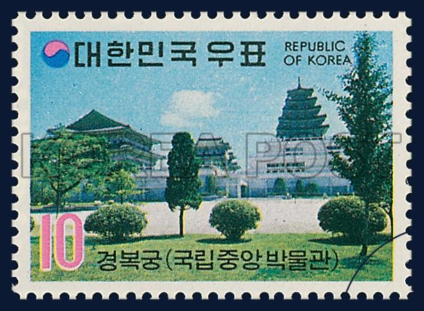 韩国国立博物馆于1972年竣工,位于首尔景福宫内,馆内根据韩国历史的