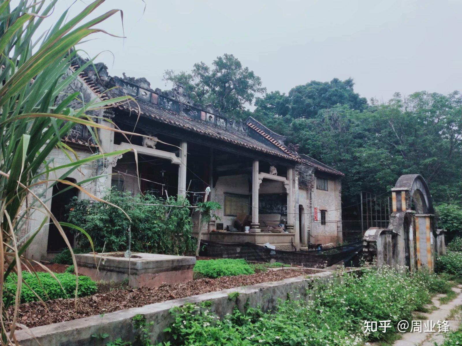 返至华帝庙前,顺居仁门而入,乃一坡地,坡上散落无数之青砖,灰瓦,乃知