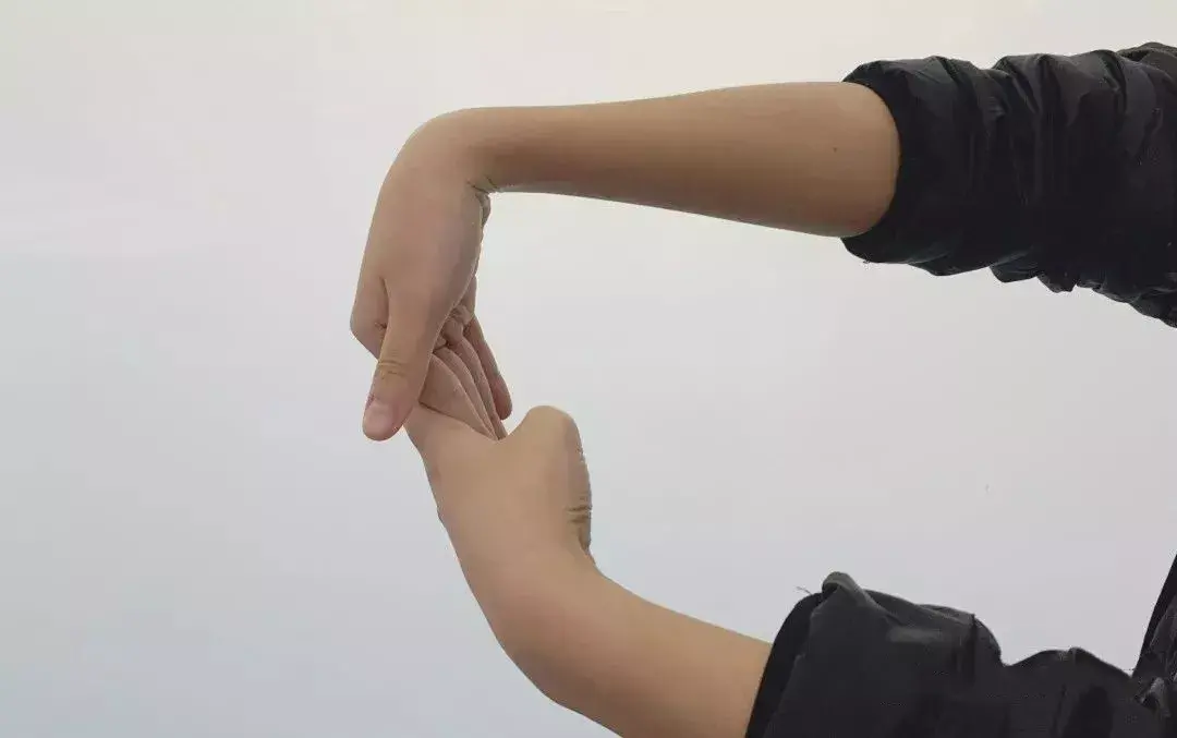 锻炼肌肉握力:利用外物进行屈腕,伸腕,抓握的腕指训练.