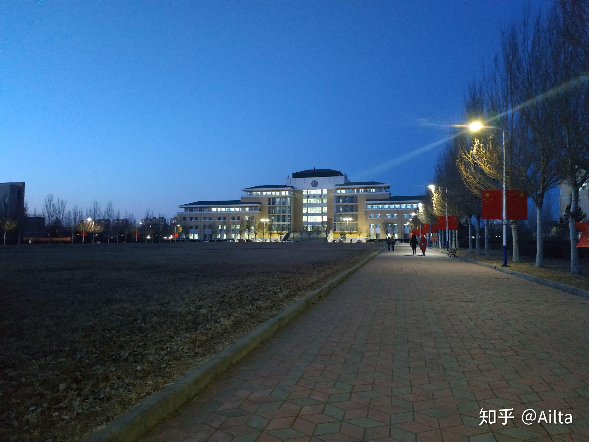 我是今年刚毕业报的哈尔滨医科大学大庆校区医学检验，想问问学校生活及环境如何？