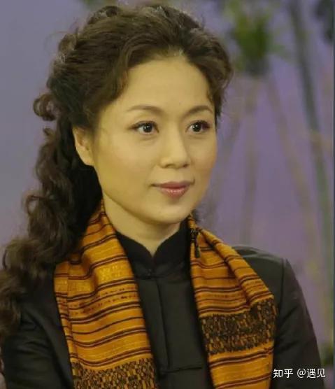 “黄梅歌后”吴琼：42岁嫁小15岁老公，跟公婆做朋友，59岁似冻龄 - 知乎