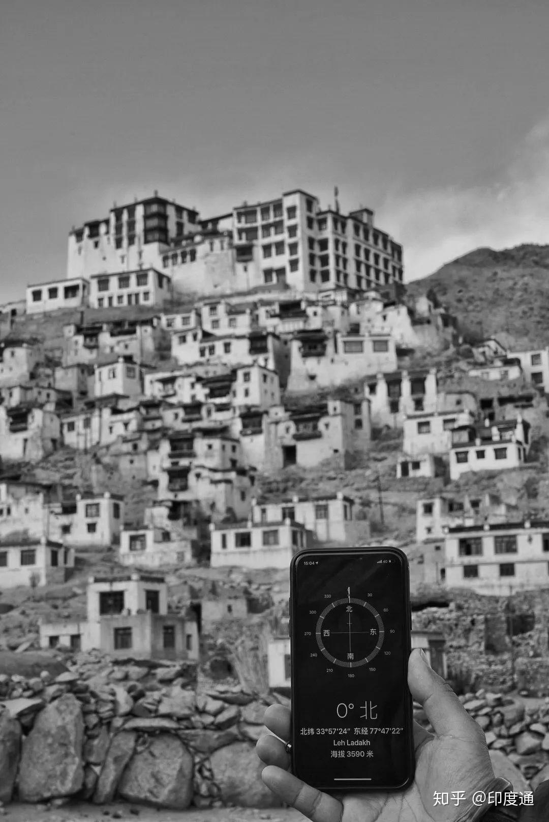 印度列城东部寺院神性在左人性在右