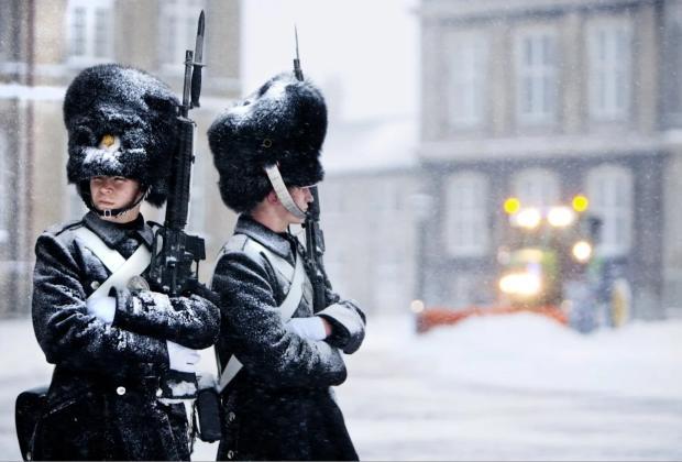 丹麦皇家卫队的步兵仪仗队平时穿着传统熊皮高帽加藏蓝制服(偶尔会穿