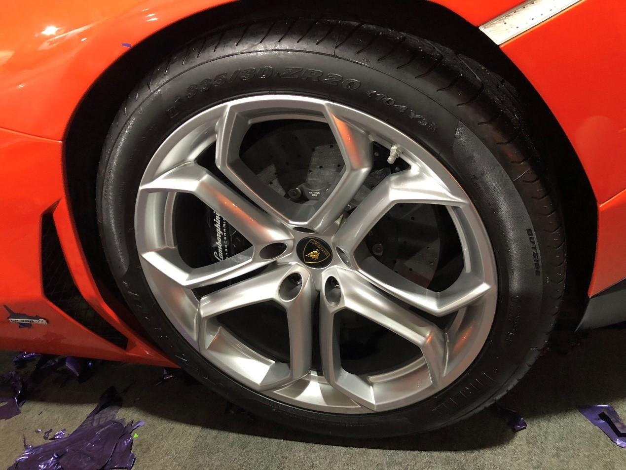 前255/35/r19 后355/30/r19的轮胎搭配最直观的就是视觉冲击,大轮毂透