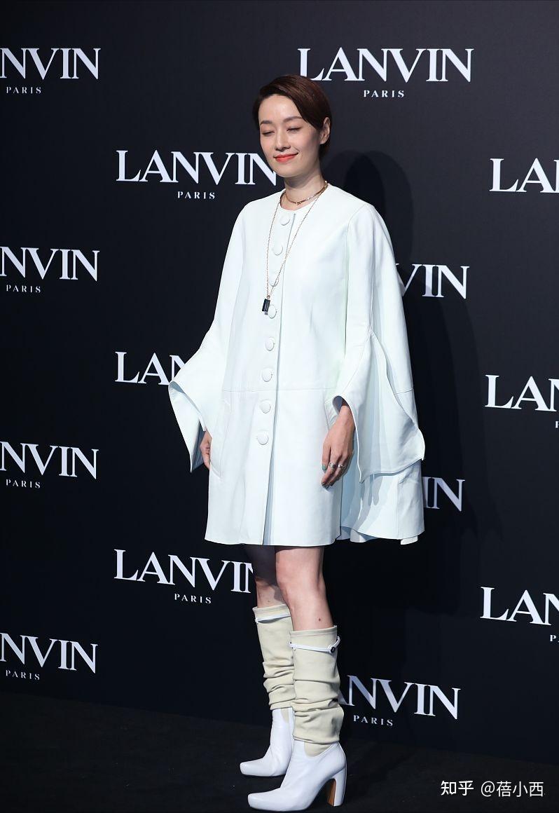 马伊琍终于换风格了穿白色斗篷连衣裙配袜靴气场很难被超越