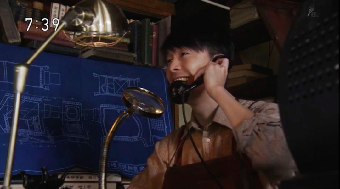 在她的推荐下,福子从接线员升职为了前台