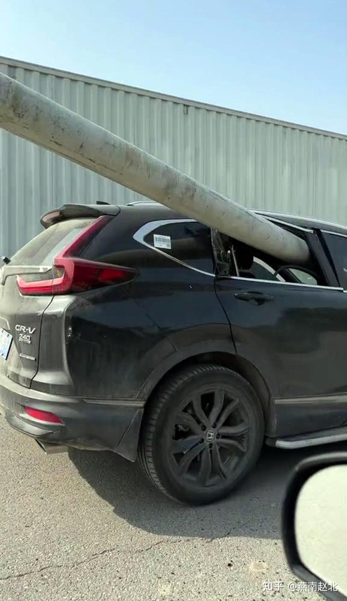 保定建国路发生奇怪车祸一辆crv被电线杆贯穿司机大难不死