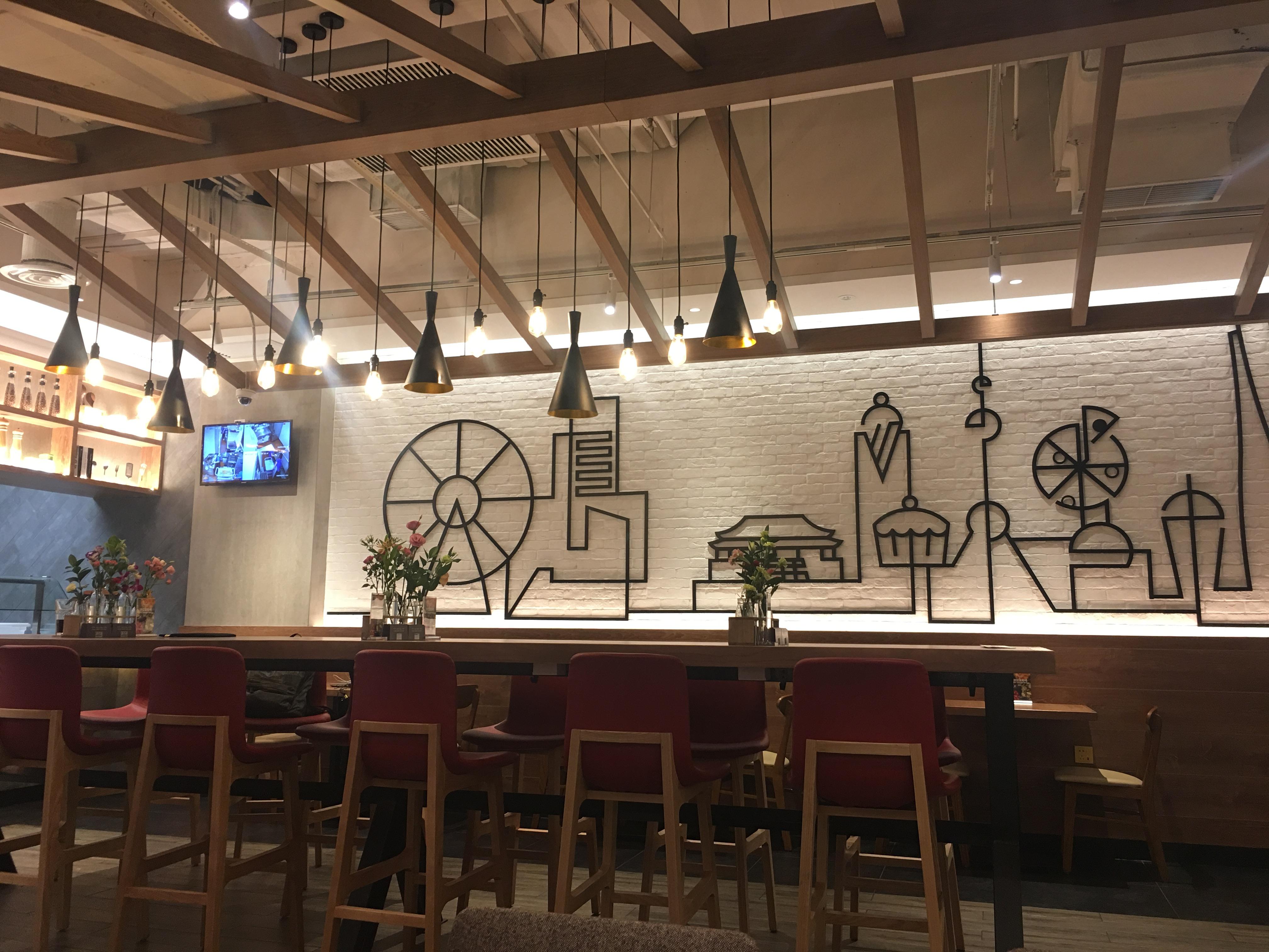 走进必胜客新门店,你会看到,跟绝大部分时髦新品牌一样的装修路子:木