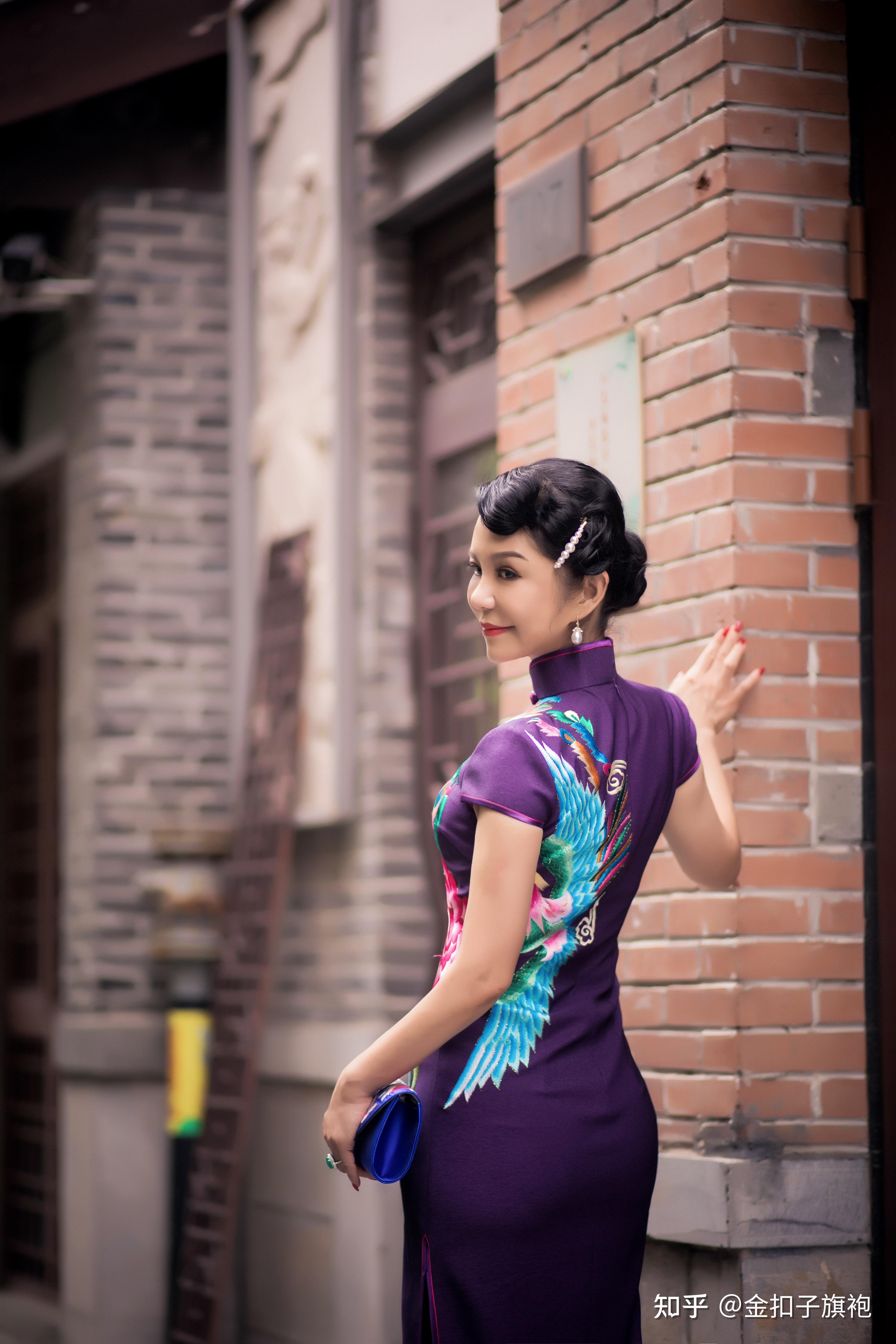 这身紫色旗袍走在宽厚里高贵优雅美到我不想眨眼睛