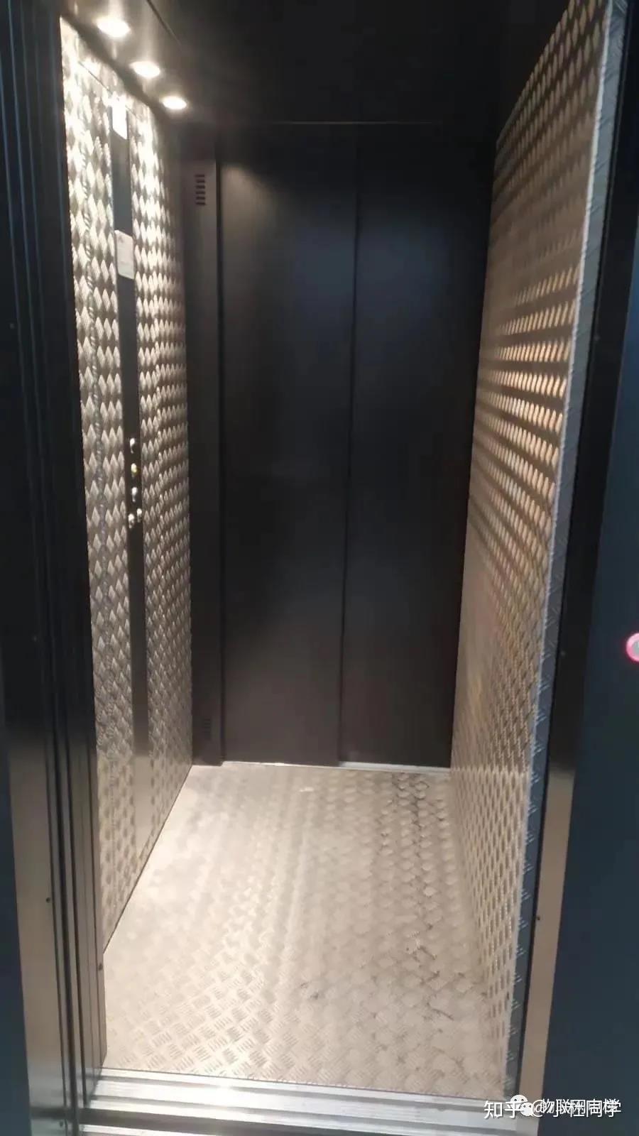 这电梯轿壁材质还怕撞吗