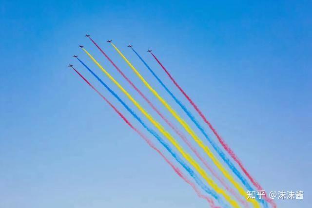 1.阅兵仪式上的飞机拉出的彩烟怎么弄出来的?