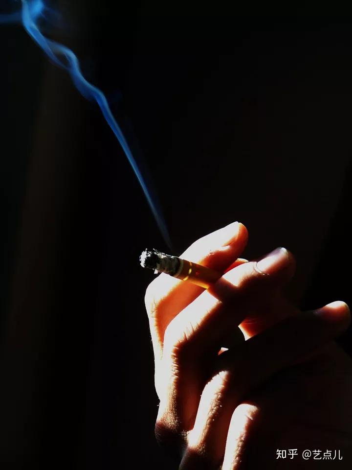男人低头抽烟沉默图片图片