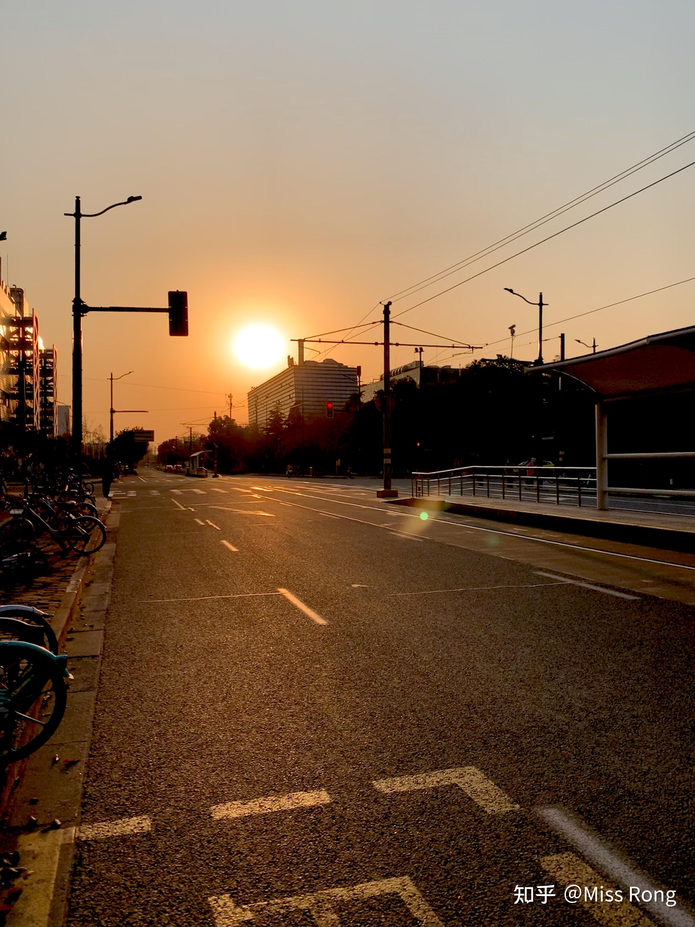 下班路上的夕阳