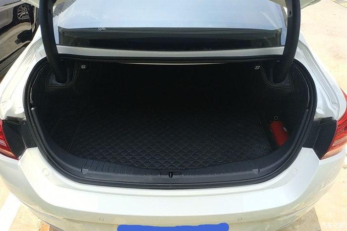 后备箱的空间很大,加了一个后备箱垫.智能钥匙镇楼.