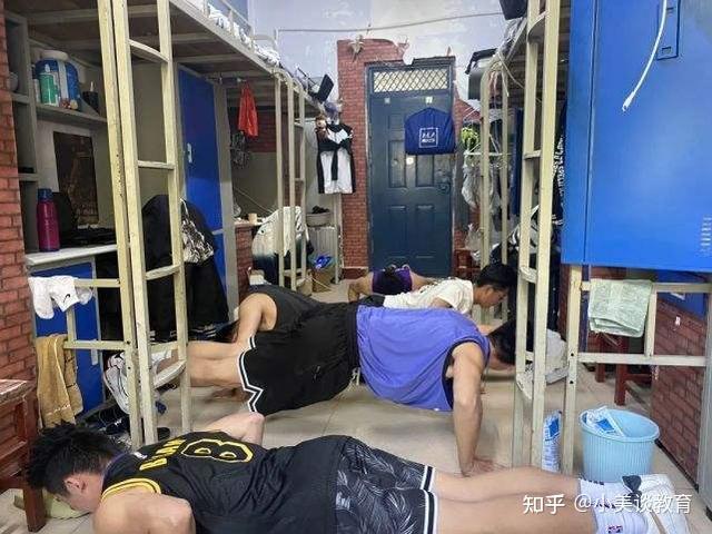 男同学拿室友当杠铃的照片走红,网友纷纷热议