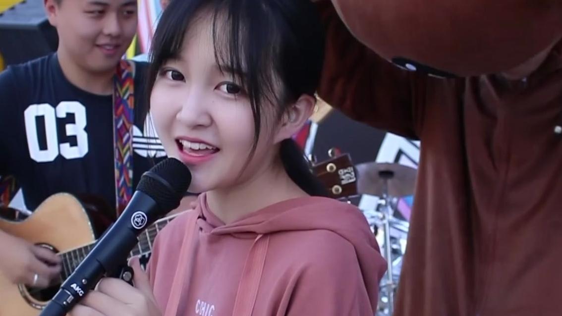 这是我们户外演唱的第一首歌
