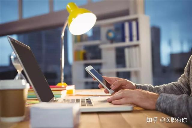 领导让员工回公司加班遭拒绝:不愿讨好的90后,活得很潇洒