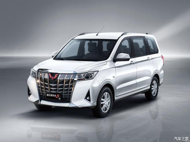 国内另一个神车五菱宏光用上埃尔法前脸看起来也挺不错的,不过这只是