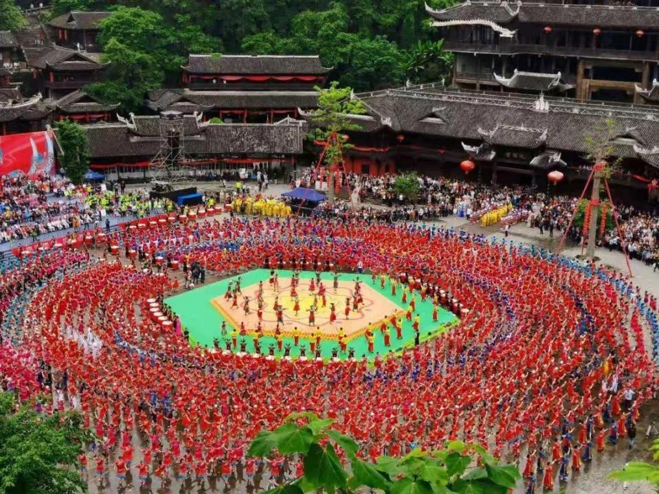 万人同跳踩花山"民族,生态,文化"是彭水旅游的三大特色,峰峦叠嶂,峡谷