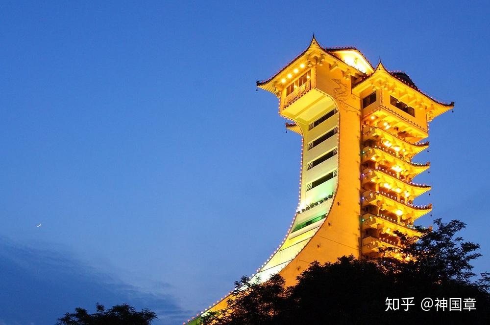 主楼一层为接待大堂,地砖采用定制的铜钱纹样,墙面镌刻女皇执政时期