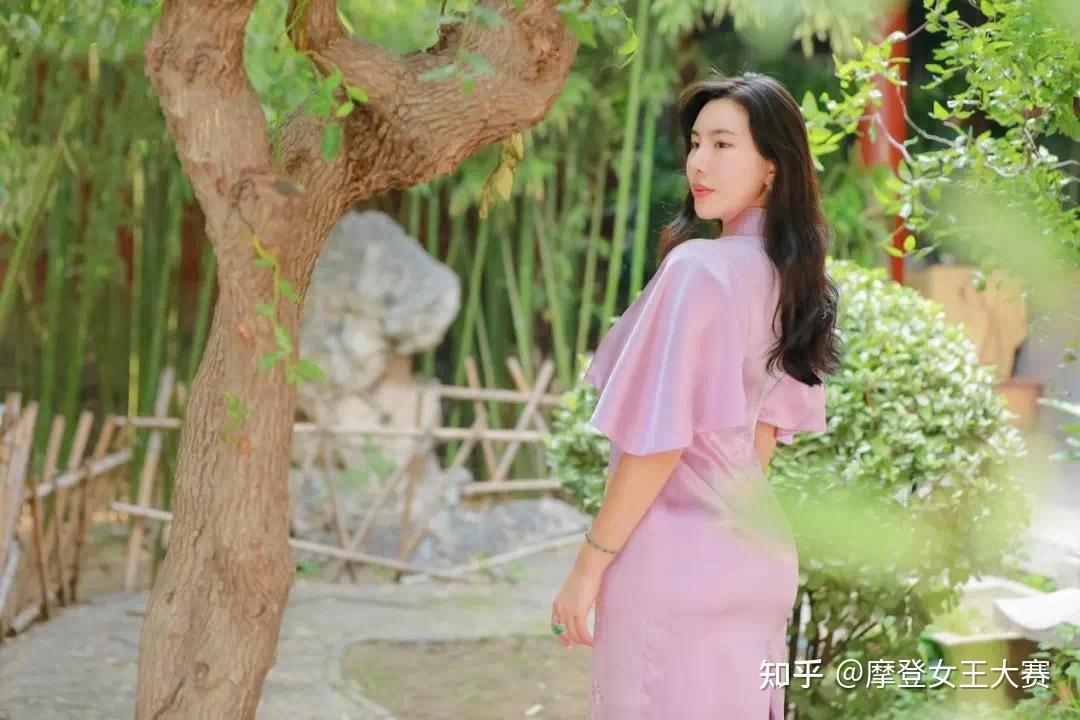 许曼芸许菲芳荣获摩登女王大赛中国总决赛冠军芳华组冠军