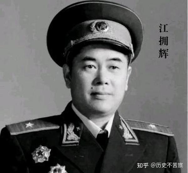 敌人在1排和3排阵地遭到失败,又轮流猛攻2排阵地,指导员杨少成立即