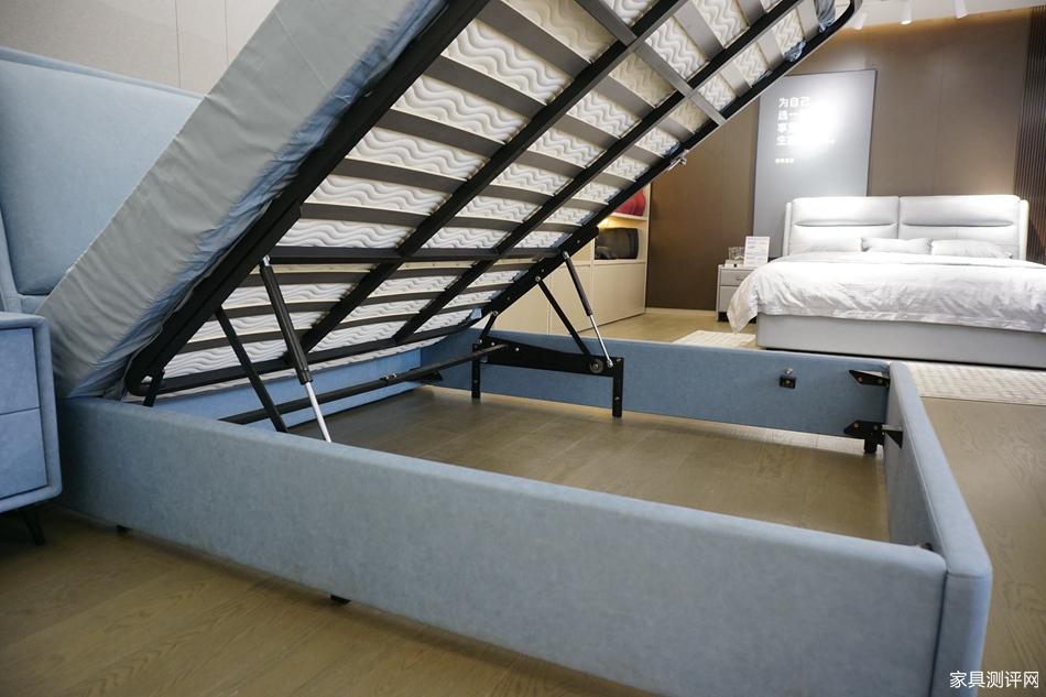 二是把床架拉到水平放置,这是采用了芝华仕独家的