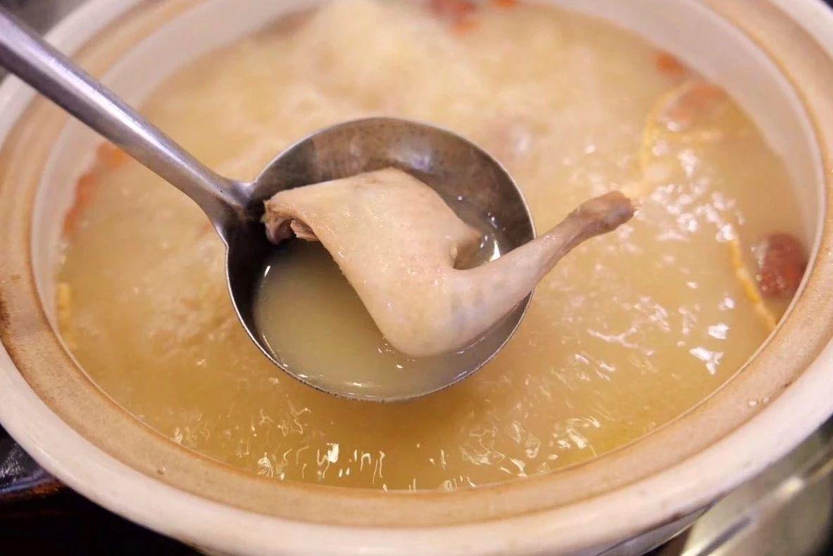 鸽子火锅卤水鸽是另一种风味。讲究的店要现点现卤，在秘制卤水里浸半小