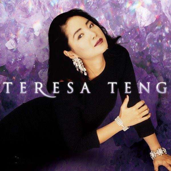 略微修长的流苏型,温润亮泽的色调,很好地拉长了邓丽君脸庞的线条长度