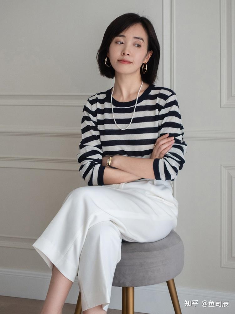 38岁女性怎么穿风衣才洋气?搭配上蓝色衬衫和牛仔裤,高级又减龄