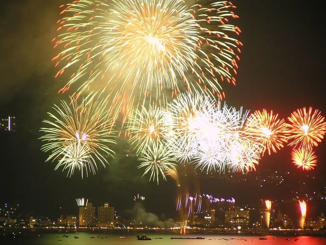 平,御殿场,浜名湖3个地方从晚上8点开始,1分半内,同时燃放了50发烟花