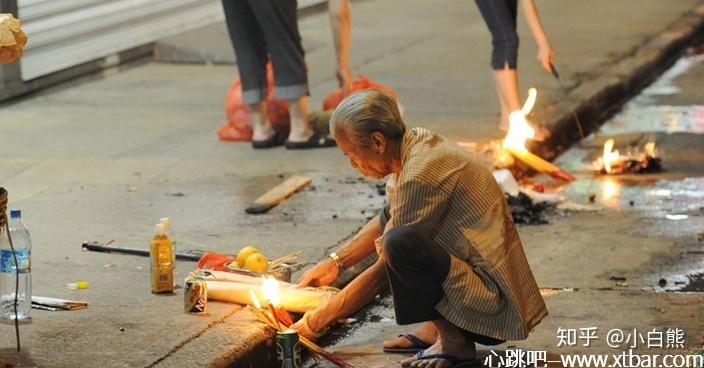 一辈,都会在香港的大街小巷中烧金银元宝和供奉不同的祭品予游魂野鬼