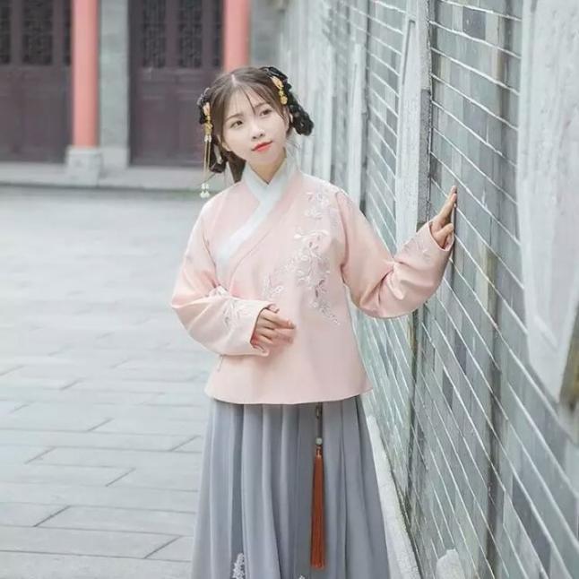 明朝服饰之上承周汉下取唐宋一